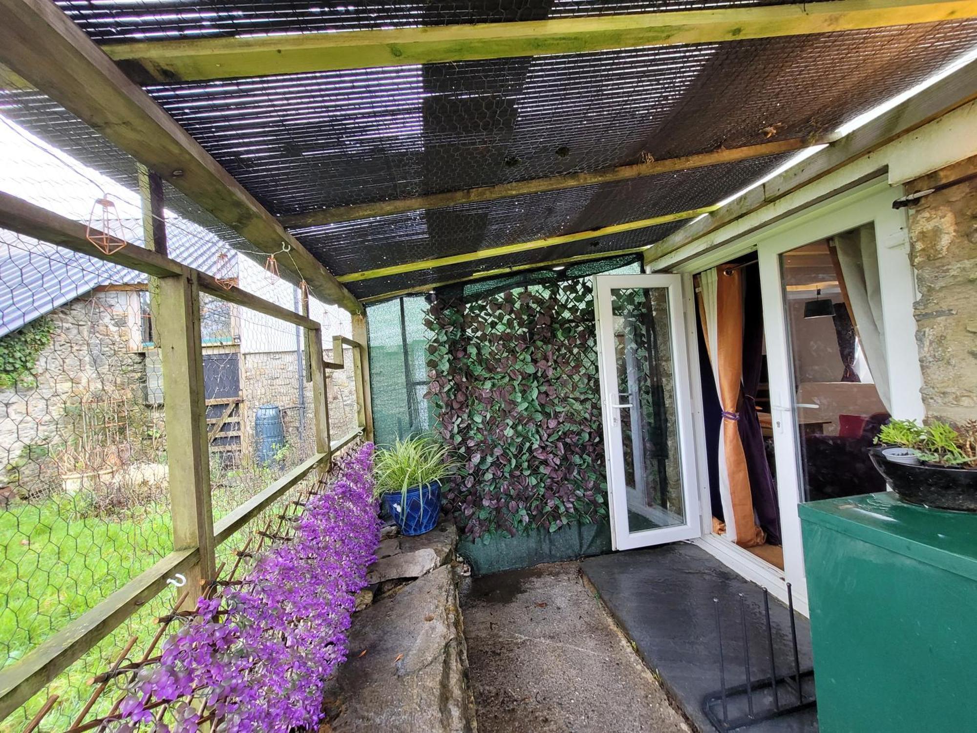 Hideaway Escapes: With Animal Encounters In Pembrokeshire
